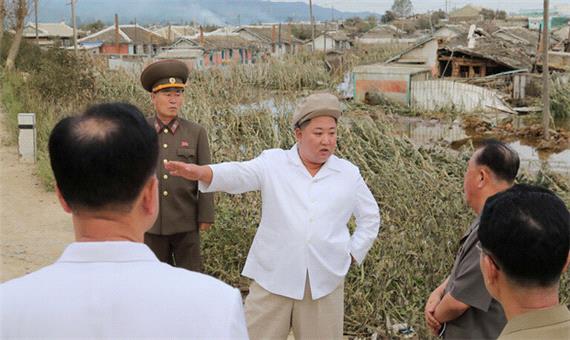 بازدید میدانی رهبر کره شمالی از مناطق آسیب دیده از سیل+عکس
