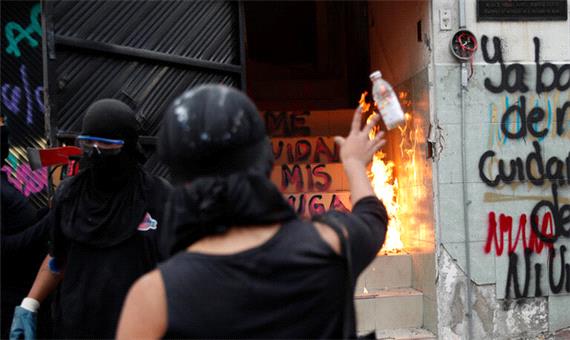 زنان خشمگین مکزیکی یک ساختمان دولتی را آتش زدند