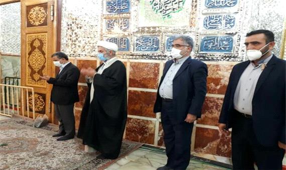 تصاویر حضور متفاوت احمدی نژاد در قم/ رئیس جمهور سابق با ماسک به حرم حضرت معصومه رفت