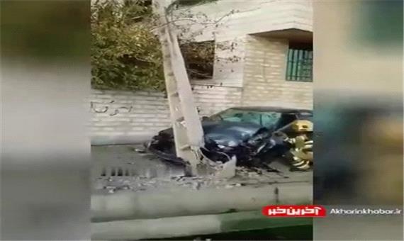 صحنه برخورد خودرو با تیر برق در تهران
