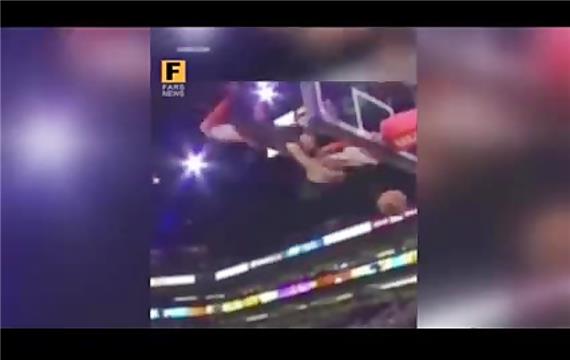 صحنه ای عجیب در بسکتبال؛گل شدن توپ و بازیکن با هم