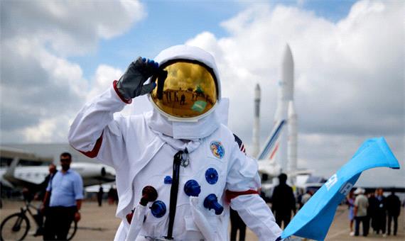برای رهایی از کرونا یا باید واکسن بزنیم یا باید لباس فضانوردان را بپوشیم!