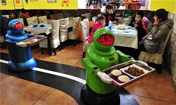 رستورانی در کالیفرنیا از ربات برای ارائه خدمت به مشتریان استفاده می‌کند