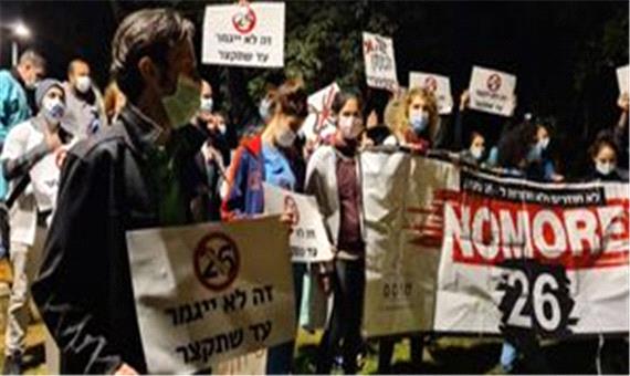 اعتراض خدمه پزشکی اسرائیل با آتش زدن روپوش‌ مقابل منزل وزیر بهداشت