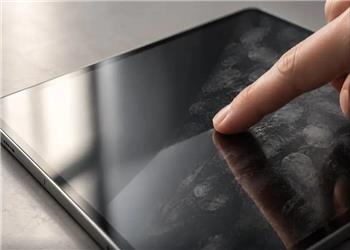 راز پوشش اولئوفوبیک؛ آیا تمیزکردن با الکل، نمایشگر را خراب میکند؟