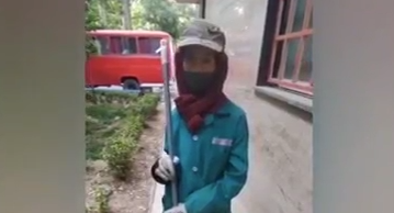 دختری که به جای پدرش پاکبانی می‌کند