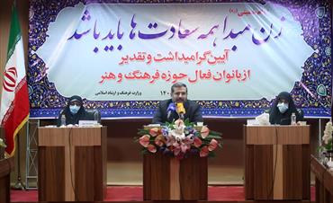 زنان با سلاح هنر در خط مقدم جهاد تبیین حضور دارند