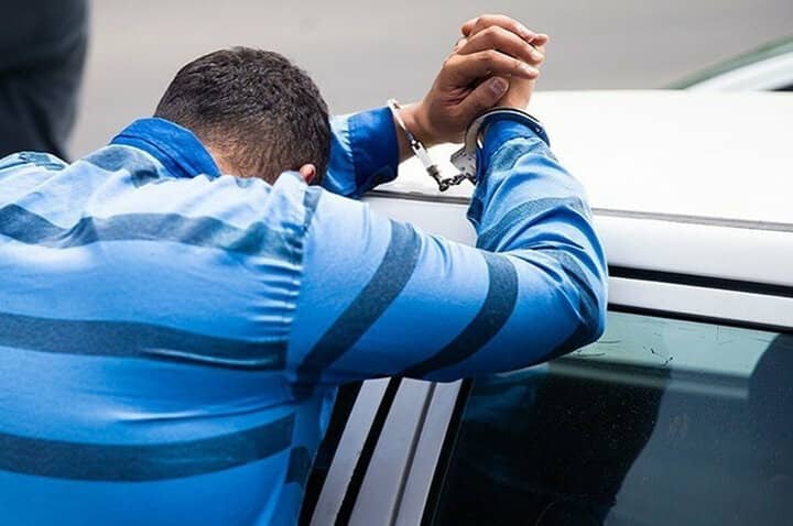 دستبند قانون بر دستان اخلالگر نظم عمومی