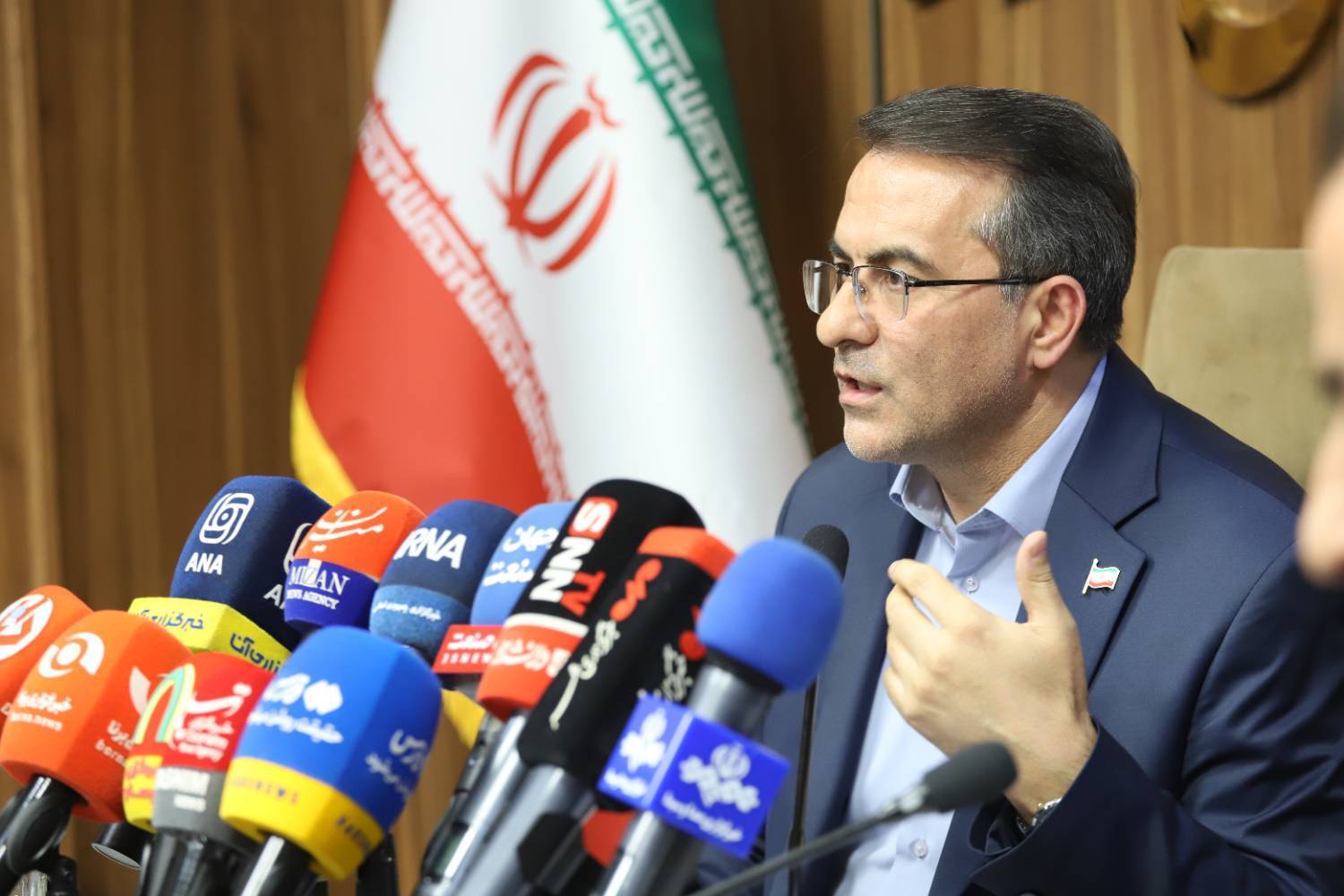 رئیس سازمان اداری و استخدامی: هیچ نیرویی را تعدیل نمی‌کنیم
