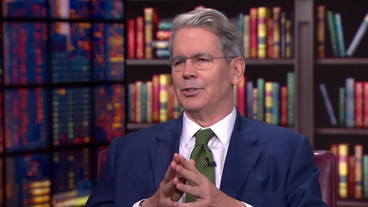 وزیر خزانه‌داری آمریکا: بخشی از اقتصاد در رکود است اما این تقصیر بایدن است