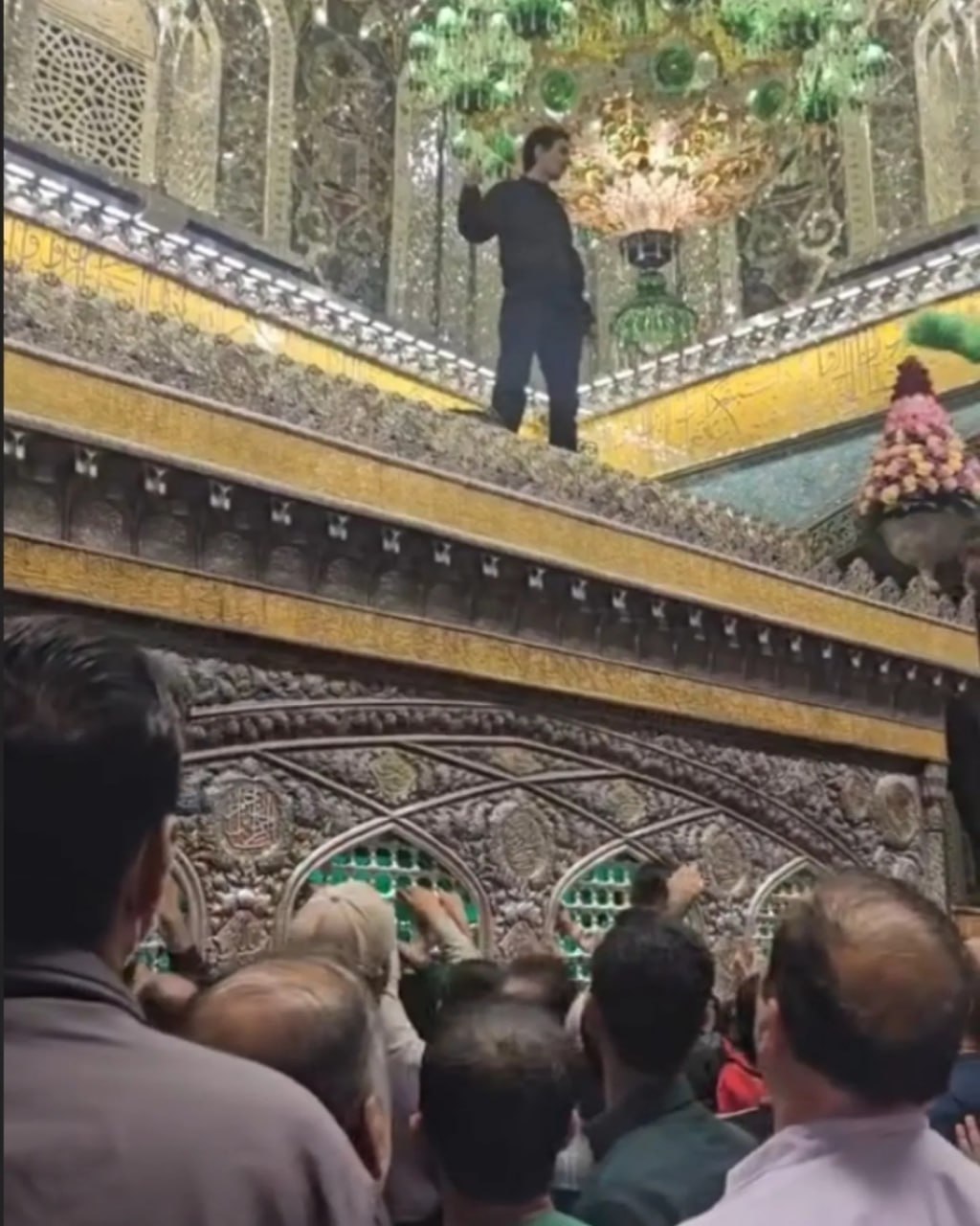 اقدام دور از شان یک زائر در حرم امام رضا(ع)