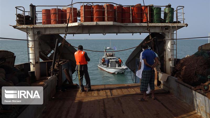 توقیف یک فروند کشتی در مرزهای آبی قشم؛ بیش از ۹۶۰ هزار لیتر سوخت قاچاق کشف شد