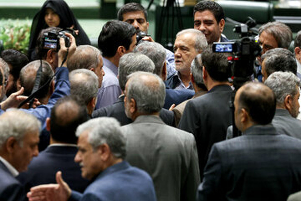 پزشکیان به فراکسیون مستقلین مجلس می رود/ مهرداد لاهوتی: میزبان چهار وزیر دولت خواهیم بود