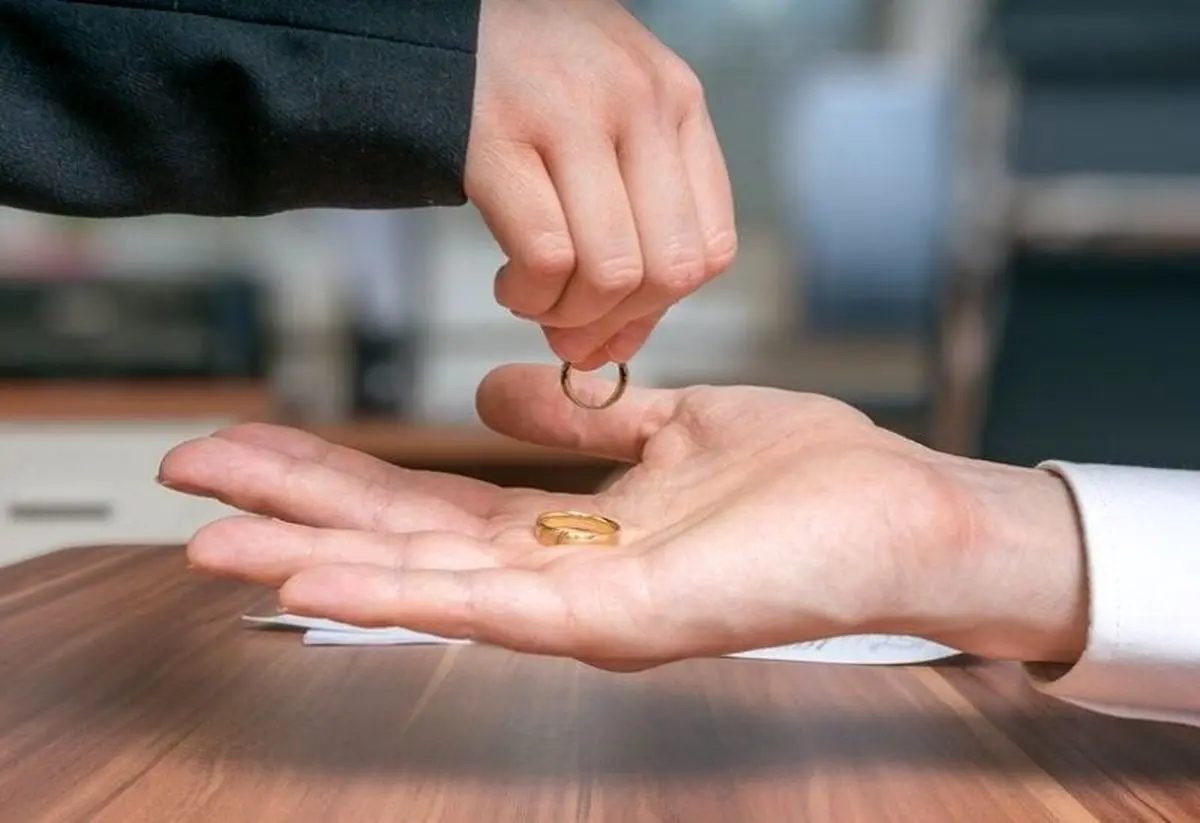 شوهرم به خانواده‌ام فحش می‌دهد، طلاق می‌خواهم