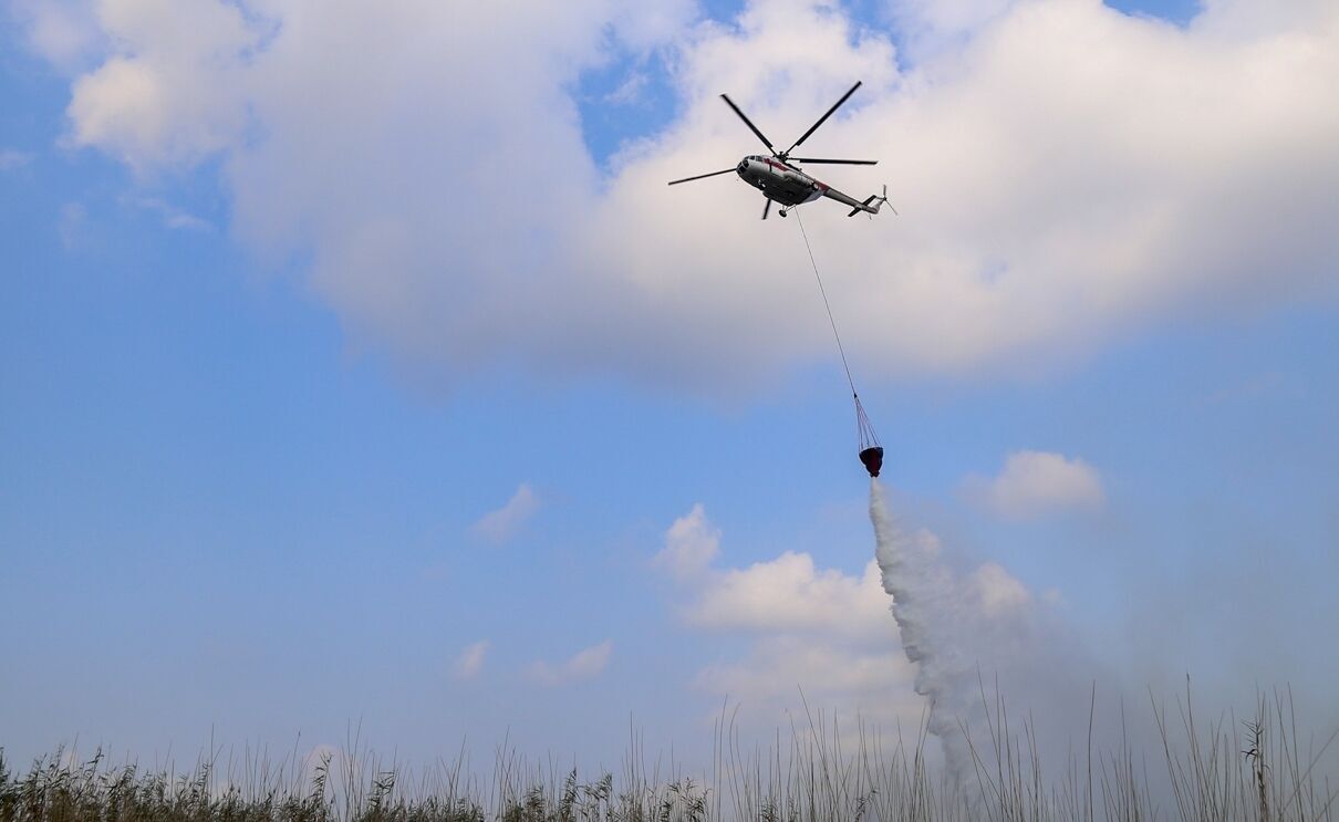 آبگیری بالگرد از دریا برای مهار آتش در جنگل الیت