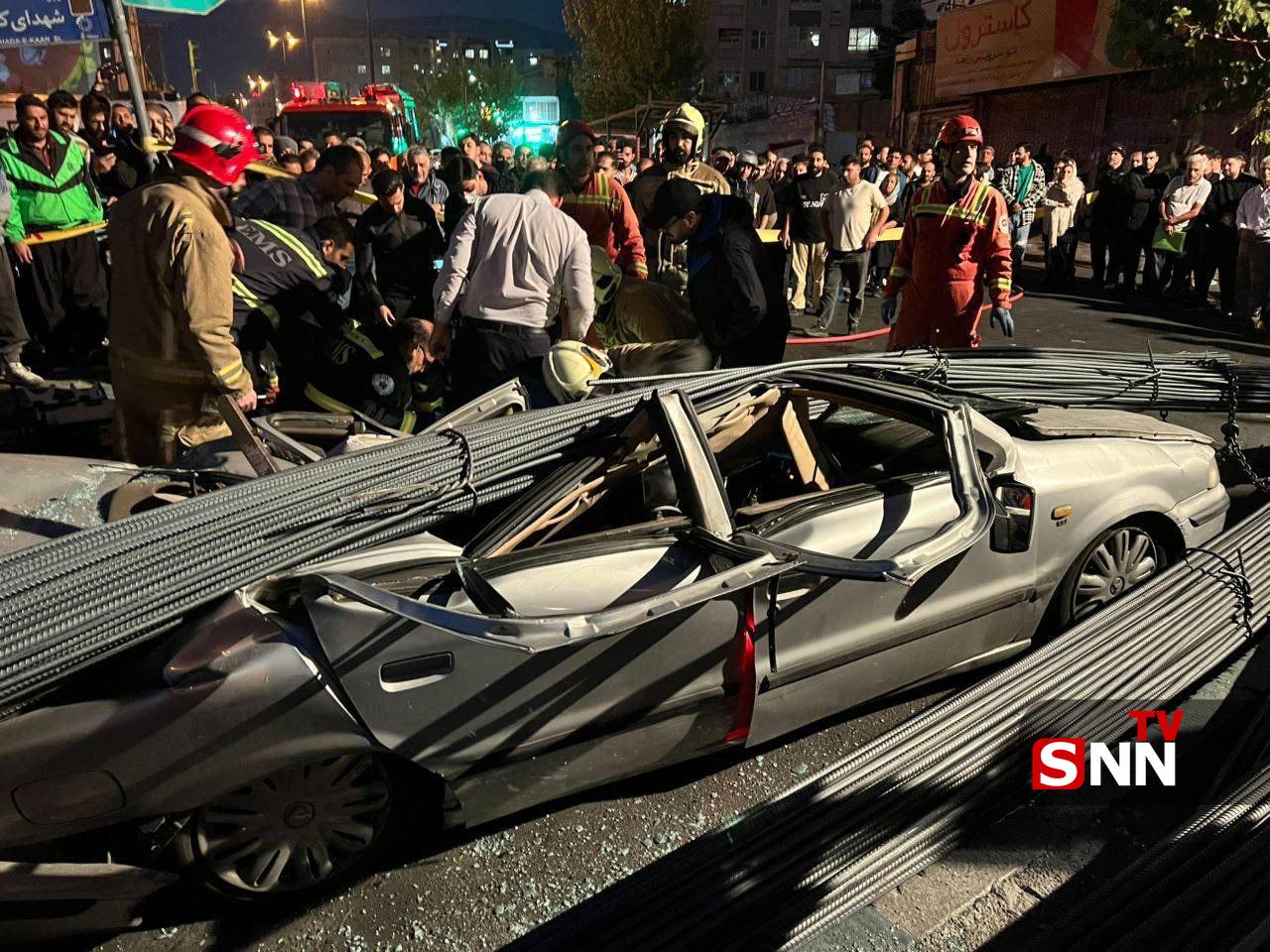 واژگونی کامیون حامل میلگرد روی خودروی سواری