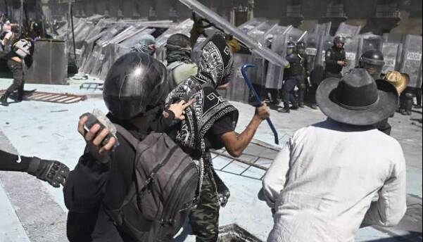 تظاهرات نسل z در مکزیک؛ ۲۰ معترض و ۱۰۰ پلیس زخمی شدند