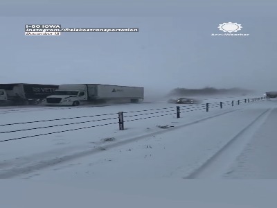 لحظات نفس‌گیر لیز خوردن کامیون‌ها و خودروها در جاده یخ‌زده