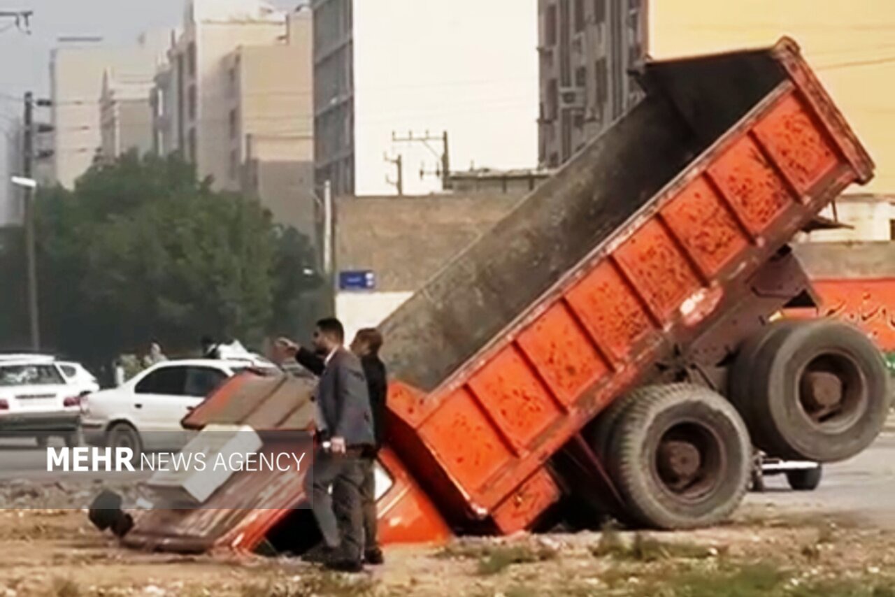 فرورفتن کامیون در زمین اهواز