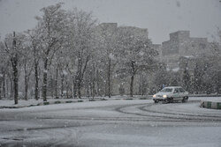 بارش برف در روستاهای کاشان به بیش از ۵۰ سانتی متر رسید