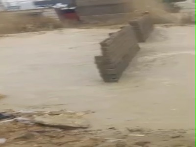شکسته شدن سد خاکی و ورود سیل به طولا در قشم