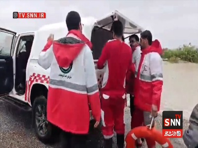 نجات ۵ خانواده محاصره‌ شده در سیلاب استان هرمزگان
