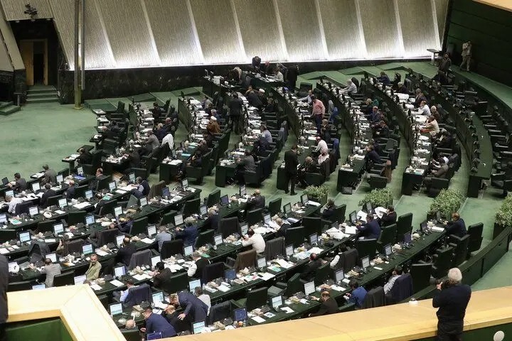 تذکر کتبی ۳۸ نماینده به رئیس‌جمهور؛ ساماندهی کارکنان دولت اجرا شود