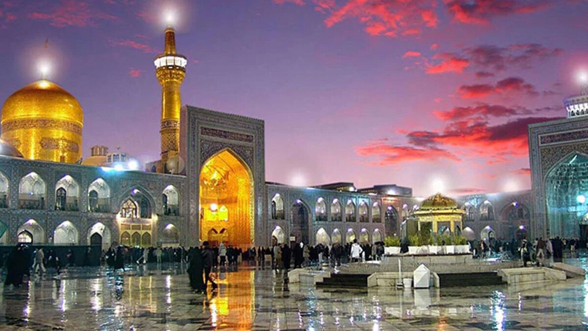 تعویض پرچم گنبد مطهر امام رضا علیه السلام با نزدیک شدن به ایام عزاداری امام هادی(ع)