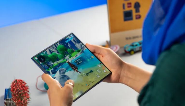 سامسونگ با یک گوشی تاشو منحصربه‌فرد به رقابت با آیفون فولد می‌رود