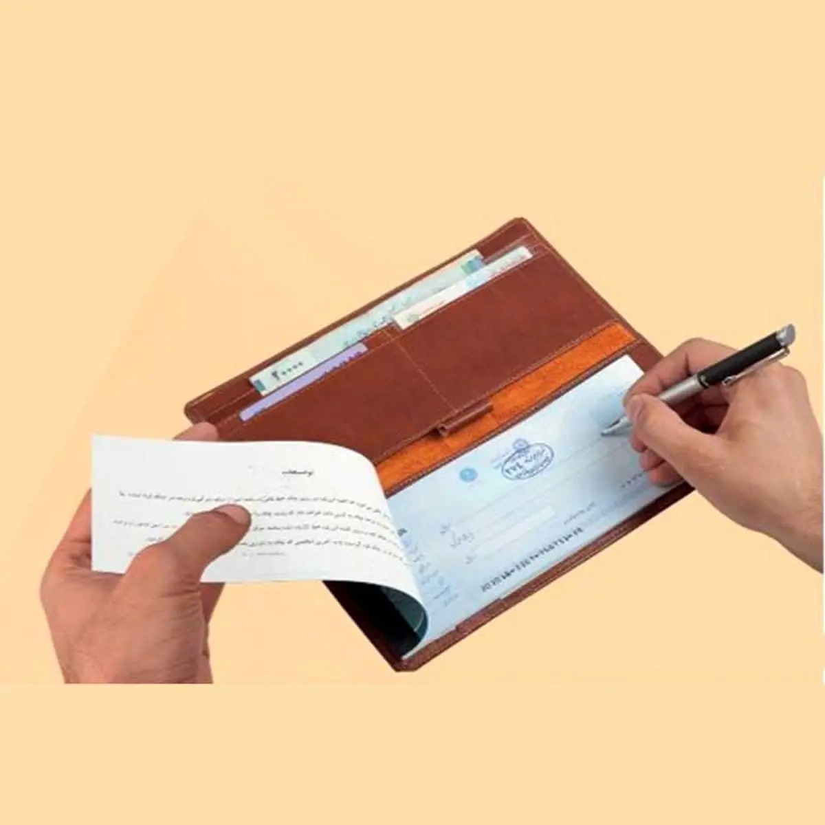 منشی شکست‌خورده در تله مدیر فریبکار