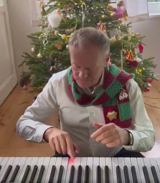 آقای نخست‌وزیر دست به ساز شد