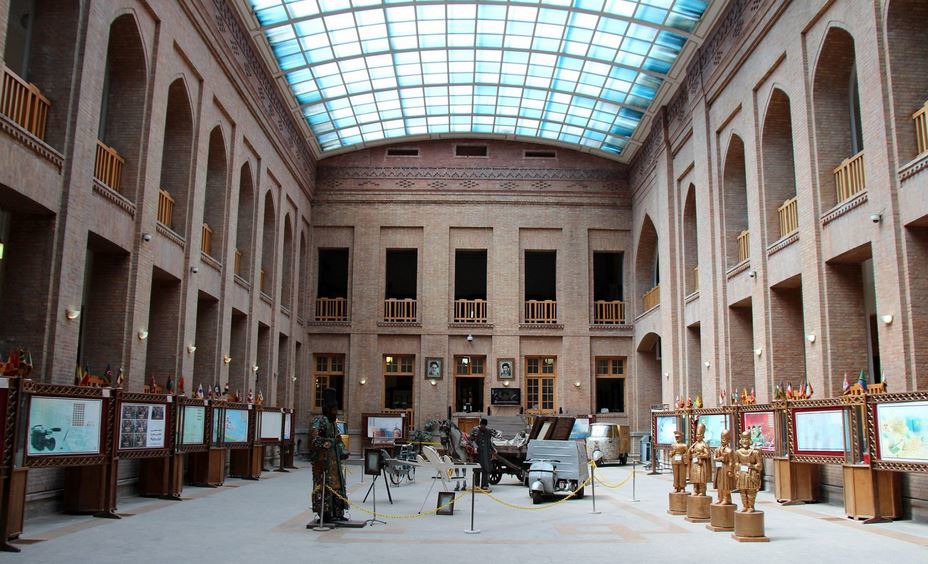 موزه و اداره مخابراتی که بدلیل پرمصرفی، آبشان قطع شد