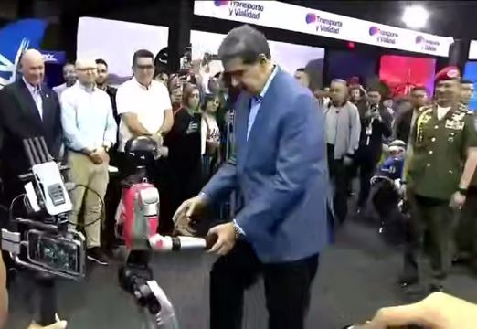 ترامپ تهدید می‌کند، مادورو می‌رقصد