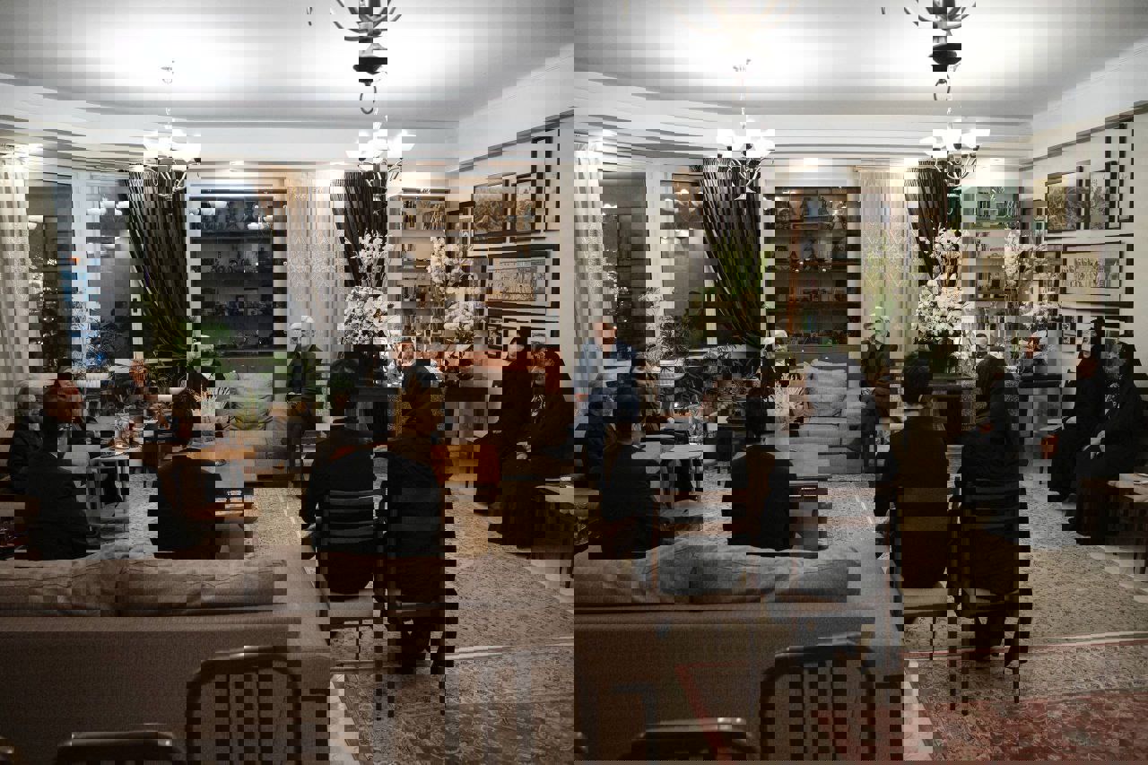 عارف با خانواده اشرف بروجردی دیدار کرد