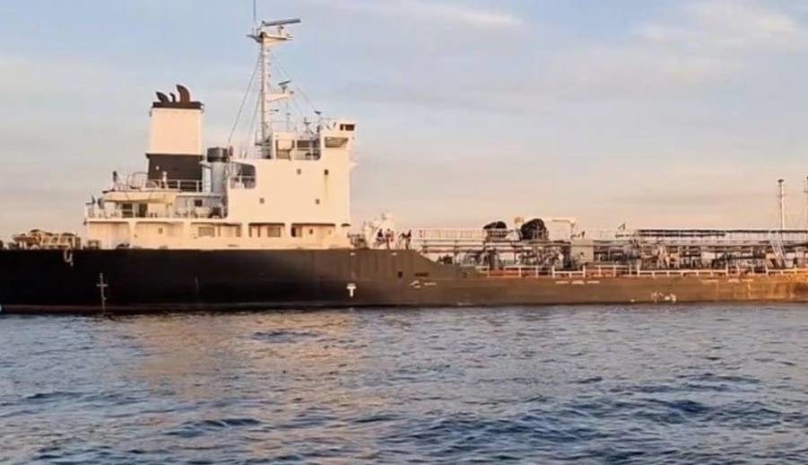 اولین تصاویر از کشتی توقیف شده حامل سوخت قاچاق توسط سپاه