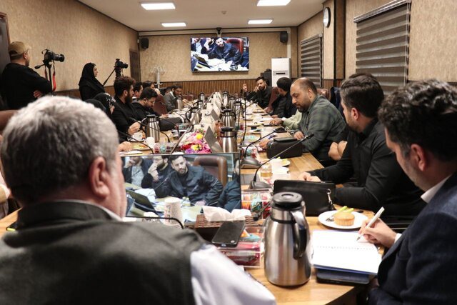 نشست حضرتی با جمعی از فعالان انقلابی فضای مجازی و منتقدان دولت