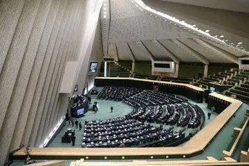 نامه ۱۶۵ نماینده مجلس به سران قوا درباره سیاست های ارزی