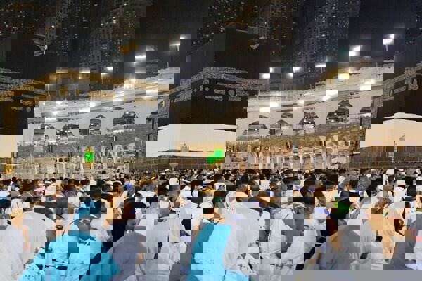 پایین پریدن یکی از زائران حج از مسجدالحرام