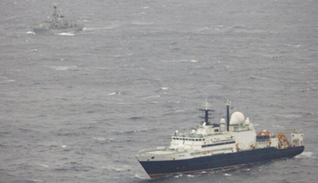 تصویری از همراهی زیردریایی روس با کشتی تحقیقاتی مسکو تا آب‌های انگلیس