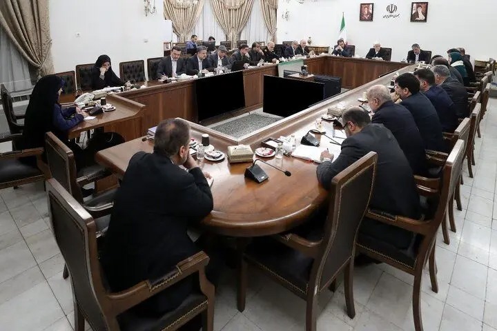 عارف: اصلاحات ساختاری نباید تأثیر منفی بر معیشت مردم داشته باشد