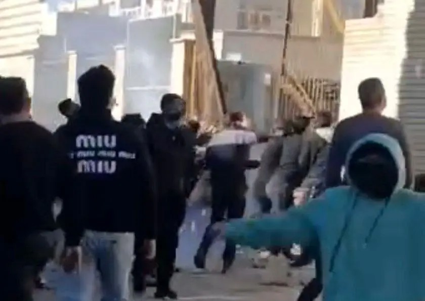 درگیری مقابل فرمانداری فسا/ ویدئو