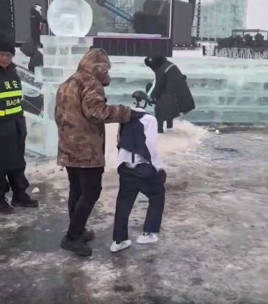 لیزخوردن ربات‌های چینی در پی بارش برف