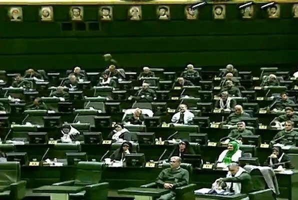 مجلس یکدست  لباس فرم سپاه پوشید