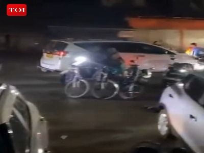 ۱۱ نفر در حمله خودرو به جمعیت در هند زخمی شدند