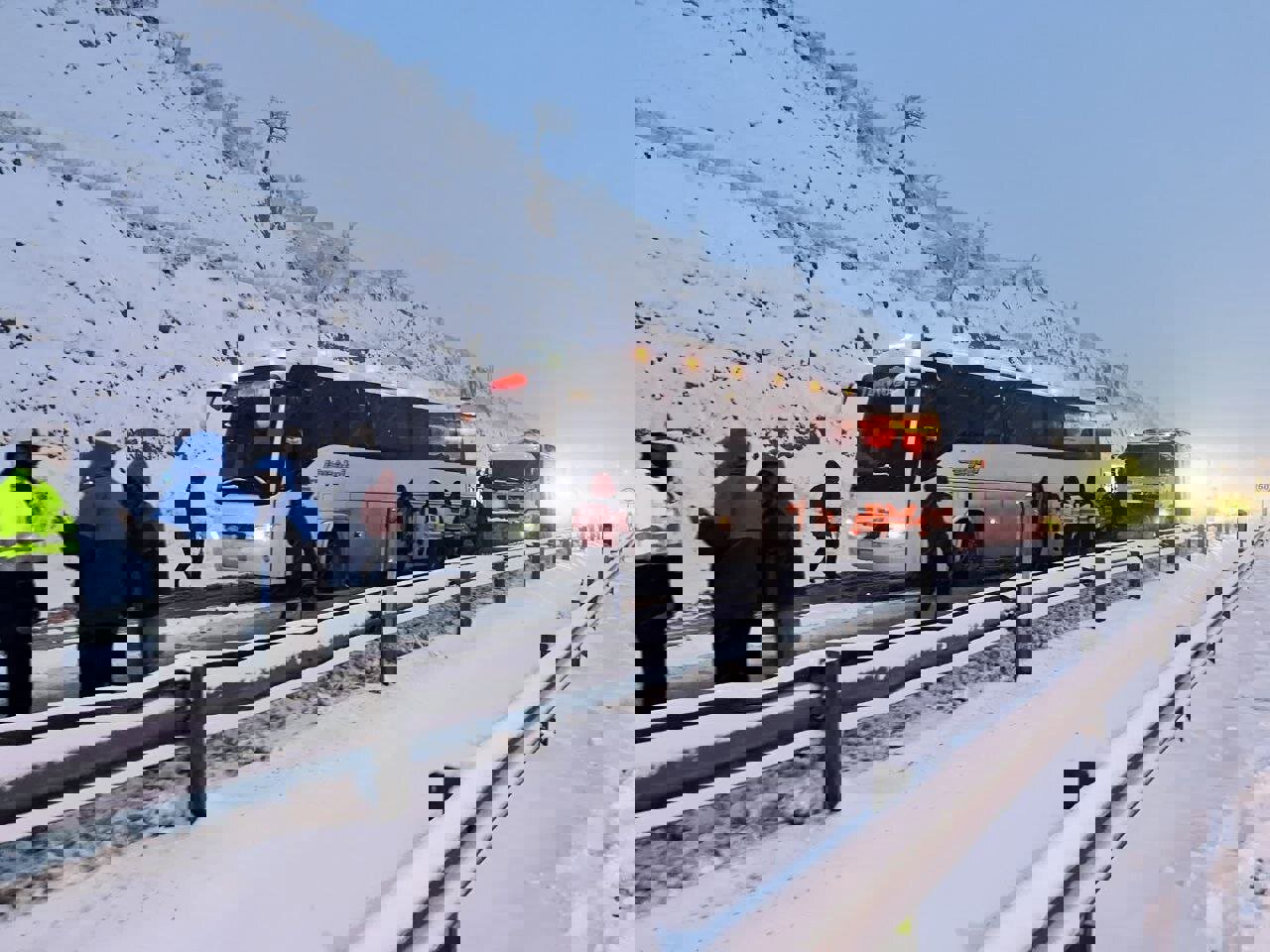 پلیس راه: تردد در مسیرهای کوهستانی صرفاً با زنجیر چرخ امکان پذیر است