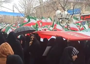 مردم چهارمحال‌وبختیاری زیر باران به خیابان‌ها آمدند