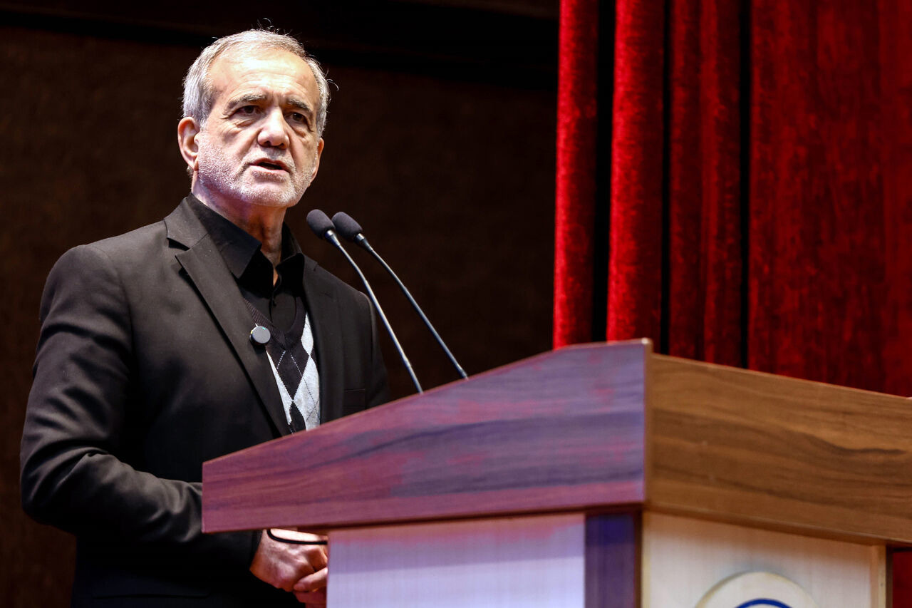 پزشکیان: نباید از دنیایی که دائماً در حال تغییر است عقب بمانیم