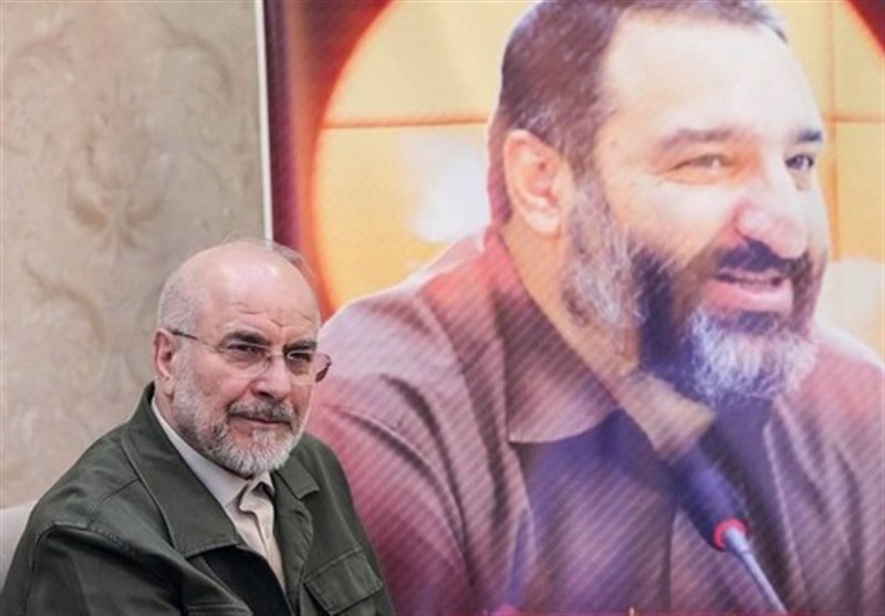 حضور قالیباف در منزل شهید فرج‌الله شوشتری