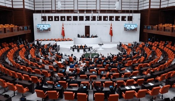 پارلمان ترکیه یک گام به صلح با پ.ک.ک نزدیک‌تر شد