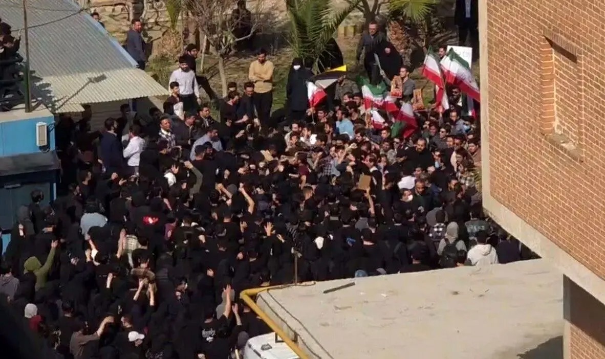 اخباری از تجمعات پراکنده امروز در برخی دانشگاه‌ها/ حضور طیف‌های مختلف دانشجویان، سردادن شعارهای تقابلی و بروز تنش‌هایی میان برخی حاضران